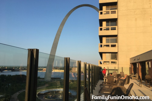 Side of the St Louis Arch with the Drury Plaza Hotel 